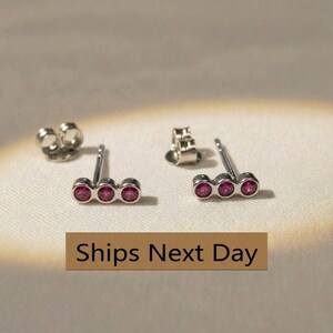 スリーストーンルビーイヤリング、彼女へのクリスマスプレゼント、7月の誕生石ギフト、ブラックフライデーセールの彼女へのホリデーギフト