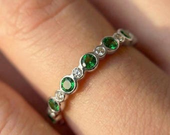 エメラルドとダイヤモンド風リング 繊細な14金エメラルドダイヤモンドリング - 交互に宝石があしらわれた