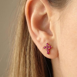 ルビークロススタッドピアス / タイニークロススタッド / 7月の誕生石ギフト / 女性への宗教的なピアスギフト