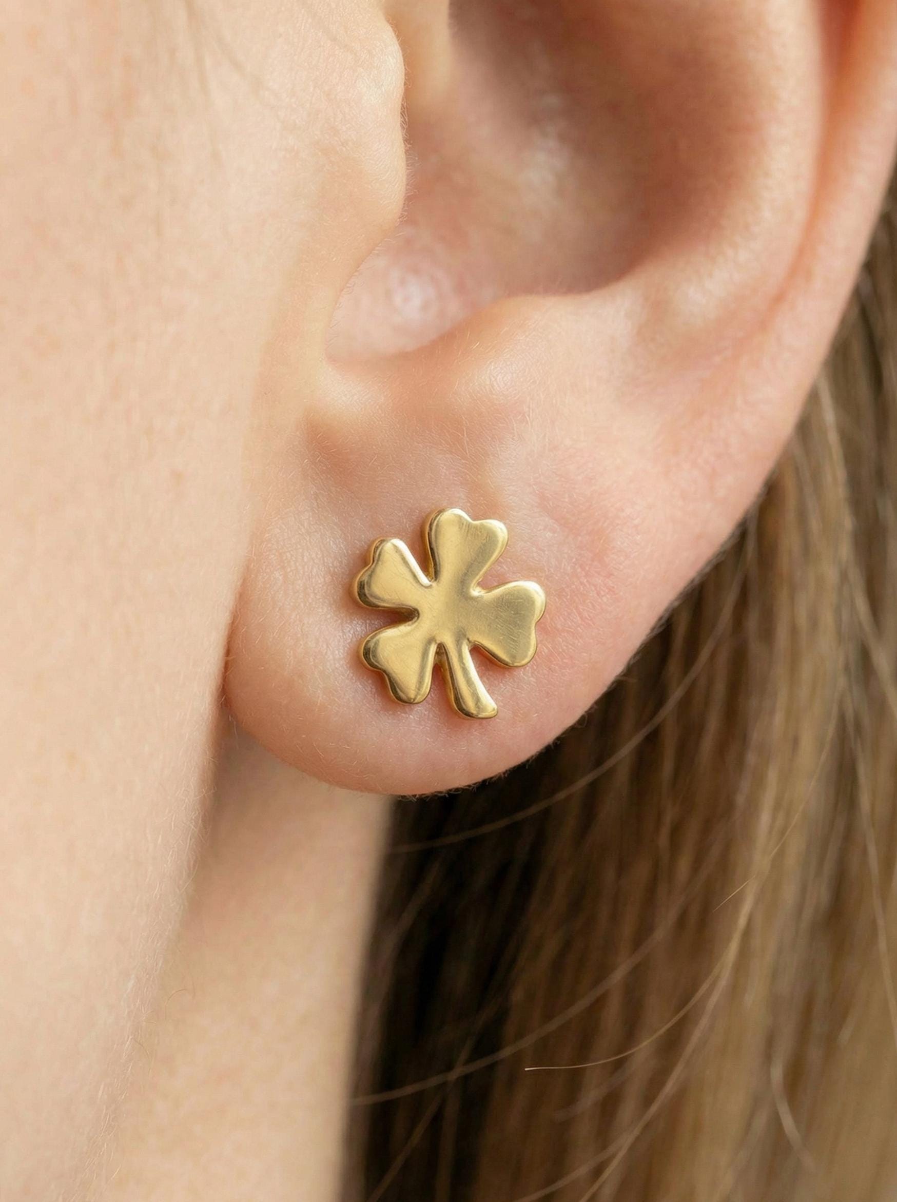 四つ葉のクローバーのイヤリング、クローバーのスタッドイヤリング、14Kソリッドゴールドの繊細なイヤリング、小さなクローバーのイヤリング、幸運のイヤリング  - Etsy 日本