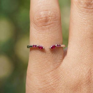 Anillo abierto de rubí marquesa delicado, alianza apilable de plata de ley, joyería minimalista con piedras preciosas, regalo de piedra natal de julio para ella.