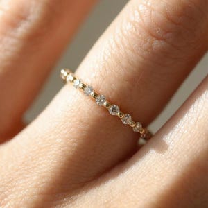 1,5 mm Moissanite-trouwring met enkele tanden, massief gouden zwevende band halve eeuwigheid, delicate stapelbare moissanietband