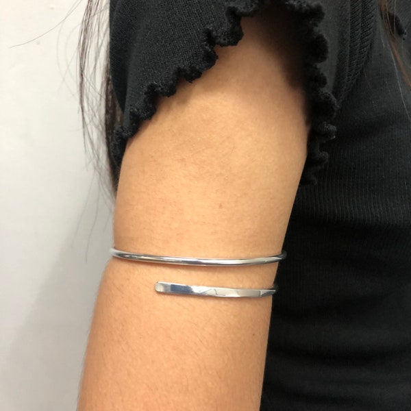 Minimalistische eenvoudige armband / bovenarm manchet / dunne armband / bovenarm sieraden / armarmband / Valentijnsdag cadeau