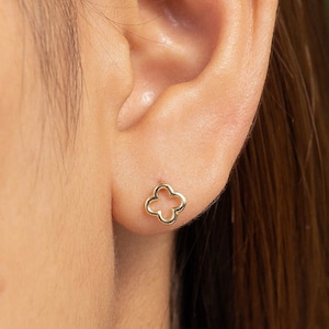 Clover Style Stud Earrings, Sterling Silver Flower Earrings, Tiny Stud Earrings, Minimalist Earrings for Women