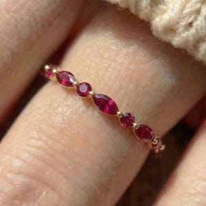 Fijne robijngouden stapelring | Marquise & ronde natuurlijke robijn Eternity-band | Sierlijk edelsteenverjaardagscadeau voor haar | Geboortesteen juli afbeelding 6