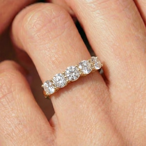 Femstens Moissanit-jubileumsring | Elegant stapelring i 14 karat guld | Alternativ present till diamanter