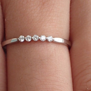 Fünf Steine Diamant Ring / 1,5 mm Einzelring / Band aus 5 Steinen / Zartes Stapelbares Band aus 585er Gold