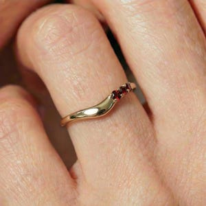 Anillo delicado de granate curvado / Anillo apilable de oro con piedra natal de enero / Anillo minimalista de gema roja / Regalo de aniversario para ella