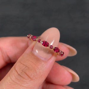 Fijne robijngouden stapelring | Marquise & ronde natuurlijke robijn Eternity-band | Sierlijk edelsteenverjaardagscadeau voor haar | Geboortesteen juli afbeelding 17