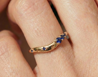 Himmlischer Saphir Goldring | Geschwungener Ehering | Stern gravierte September Geburten Ring | Einzigartiges Jubiläumsgeschenk