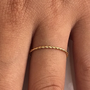 Gedraaide ring in 14k massief goud, 1,2 mm Wisper dunne touw Infinity band, sierlijke stapelband, gedraaide magere trouwring