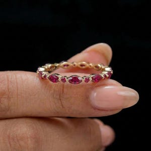 Fijne robijngouden stapelring | Marquise & ronde natuurlijke robijn Eternity-band | Sierlijk edelsteenverjaardagscadeau voor haar | Geboortesteen juli afbeelding 19