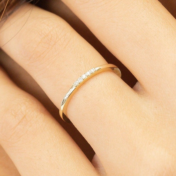 5 Diamonds Ring, Dainty Band in 14K Gold, Stacking Ring, April Birthstone, Thin Diamond Ring with 5 Diamonds