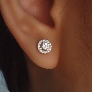 Orecchini a bottone minimalisti con alone / Orecchini con alone di diamanti / Orecchini minimalisti / Orecchini classici / Regalo per damigelle d'onore / Regalo per San Valentino