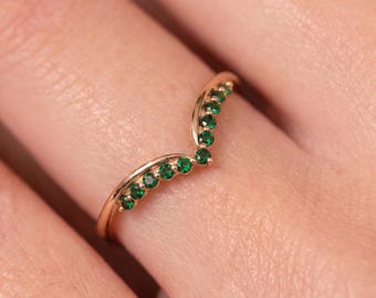 Dainty Emerald Chevron Ring | Gold V-Shaped Stacking Band | Delicate Green Gemstone Wedding Ring | May Birthstone Anniversary Gift for Her