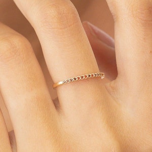 Micro Pave Granat Ehering, Sterling Silber Zierliche stapelbare Band, Januar Birthstones, Stapelring