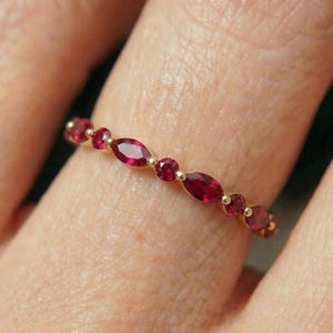 Fijne robijngouden stapelring | Marquise & ronde natuurlijke robijn Eternity-band | Sierlijk edelsteenverjaardagscadeau voor haar | Geboortesteen juli afbeelding 4
