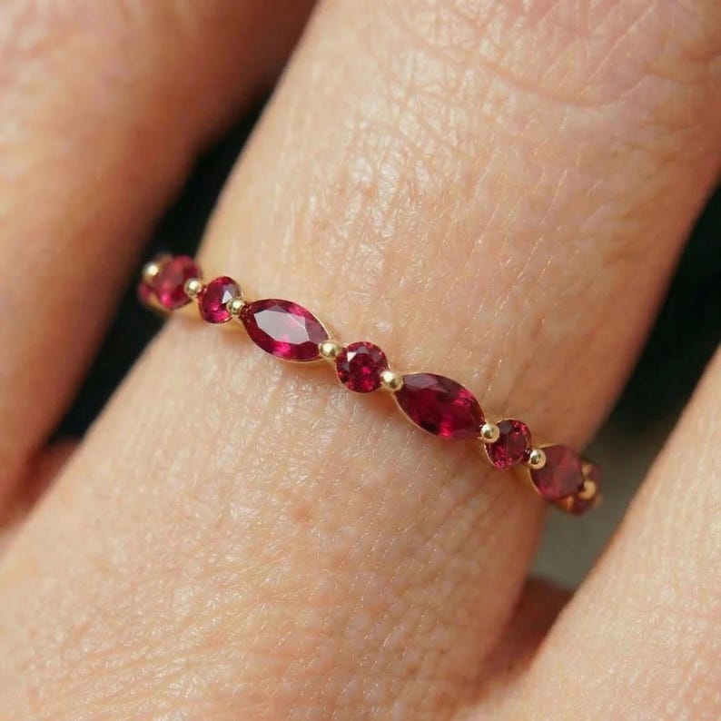 Fijne robijngouden stapelring | Marquise & ronde natuurlijke robijn Eternity-band | Sierlijk edelsteenverjaardagscadeau voor haar | Geboortesteen juli afbeelding 4