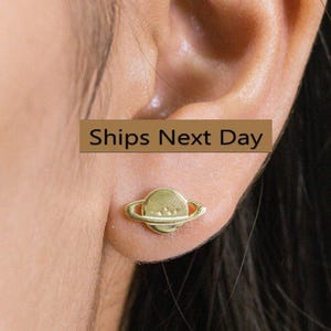 Puces d'oreilles planète Saturne, Puces d'oreilles Saturne, Puces d'oreilles Tiny Planet, Boucles d'oreilles Univers pour femme