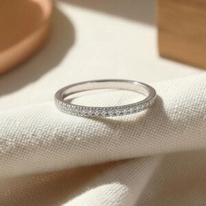 Platin Diamant Ring voller Eternity Band, dünne zierliche Stapeln Pave Eternity Band, Pave Einstellung dünne zierliche Band, PT950 Bild 2