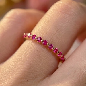 2,0 mm robijnrode ring met enkele tanden, geboortesteen juli, stapelbare band halve eeuwigheid, trouwring robijn, stapelring