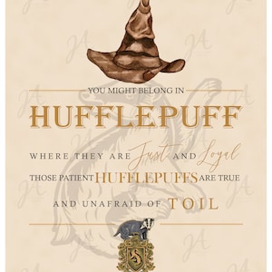 Könnte beinhalten: Eine Illustration im Vintage-Stil des sprechenden Hut von Hogwarts, mit den Worten "Du könntest zu Hufflepuff gehören, wo sie gerecht und loyal sind. Diese geduldigen Hufflepuffs sind wahr und scheuen keine Arbeit." Das Hufflepuff-Wappen ist unter dem Text abgebildet und zeigt einen Dachs.