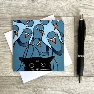 Gatto tra i piccioni / Biglietto di auguri quadrato singolo con busta bianca (vuoto all'interno)