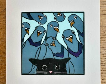 Puede incluir: Un gato negro con ojos verdes asoma desde detrás de un grupo de palomas azules. Las palomas están dispuestas en círculo alrededor del gato, con la cabeza inclinada hacia el espectador.