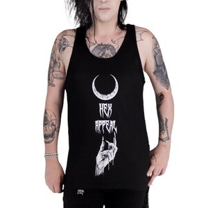 Puede incluir: Camiseta de tirantes negra con una luna creciente blanca, las palabras "HEX APPEAL" y una mano blanca con uñas largas. La camiseta de tirantes tiene un diseño en blanco y negro.