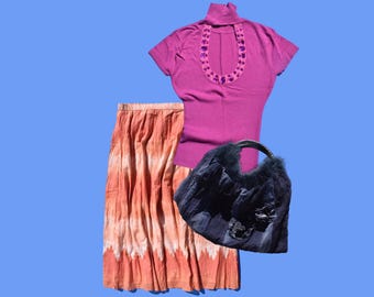 Conjunto estilo boho glam ibicenco: top con escote abierto, falda tie-dye y bolso con plumas