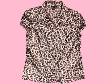 Camisa con botones y estampado de guepardo