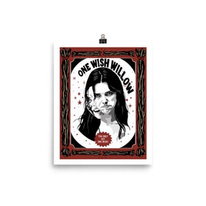 Puede incluir: Una lámina artística rectangular con una ilustración en blanco y negro de una persona con el rostro dividido, rodeada por el texto ONE WISH WILLOW y YOU ONLY GET ONE WISH! El diseño está encerrado en un borde rojo oscuro con ramas.