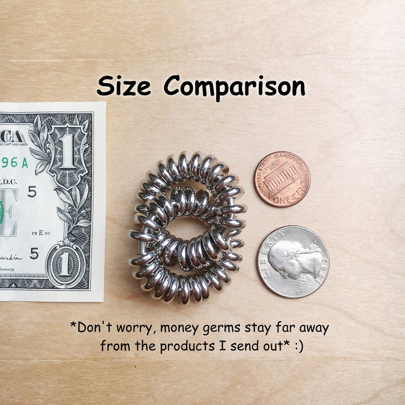 Puede incluir: Imagen comparativa de tama&ntilde;o con una goma de pelo en espiral plateada, un billete de un d&oacute;lar, una moneda de un centavo y una moneda de veinticinco centavos. El texto "Size Comparison" est&aacute; en la parte superior. El texto "Don't worry, money germs stay far away from the products I send out" est&aacute; en la parte inferior.