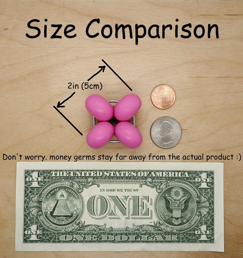 Puede incluir: Comparaci&oacute;n de tama&ntilde;o de un juguete fidget de silicona rosa con un billete de un d&oacute;lar estadounidense. El juguete tiene un di&aacute;metro de 5 cm (2 pulgadas).