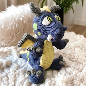 Joko the dragon *sitting* (crochet pattern german and english)