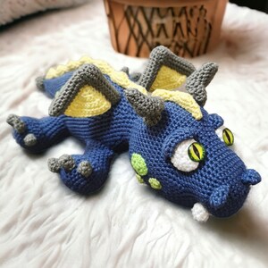 Joko the dragon *lying* (crochet pattern german and english)