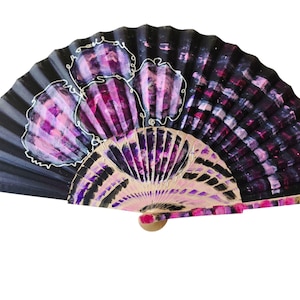 Éventail espagnol violet et rose peint à la main « Série Flamenco ». Produit écologique, livré dans un sac cadeau. Personnalisable.