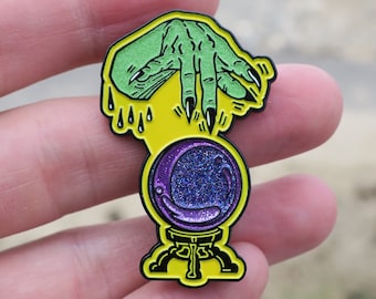 Glow in the Dark Witchy Hand mit glitzernder Kristallkugel Emaille Pin