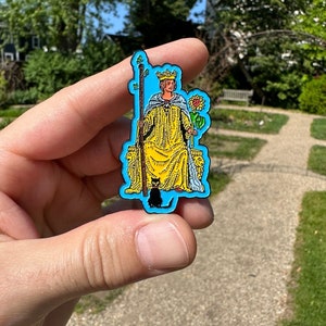 Broche en émail tarot reine des baguettes