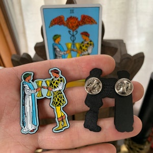 Twee van Cups Emaille Tarot Pin