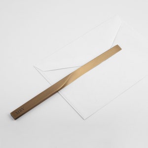 Abrecartas de diseño con inicial o nombre, abrecartas personalizado, abrecartas grabado a medida, regalo de oficina