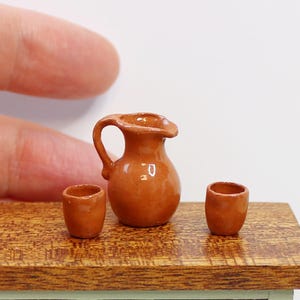 Juego de jarra y tazas de cerámica de terracota en miniatura a escala 1:12