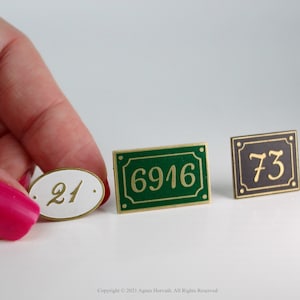 Aangepast miniatuur messing huisbord – schaal 1:12 poppenhuisnummer of plaquette – gepersonaliseerd deurbord van echt metaal