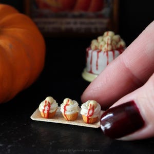 Handgemachte 1:12 Miniatur Schokoladen Schädel Halloween Cup Cakes auf Keramik Tablett - Puppenhaus Essen