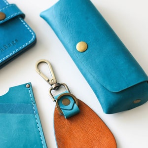 Leather Goods for men and women, handmade from full grain leather