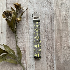 Llavero de pulsera con cordón de piel sintética de 6", llavero de héroe, llavero de murciélago, llavero