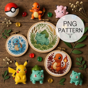 Può includere: Un tavolo di legno espone vari oggetti a tema Pokémon. Ci sono cerchi ricamati con disegni di Bulbasaur, Squirtle e Charmander. Ci sono anche statuette di Pikachu, Bulbasaur, Charmander e Jigglypuff. È presente anche una Poké Ball.