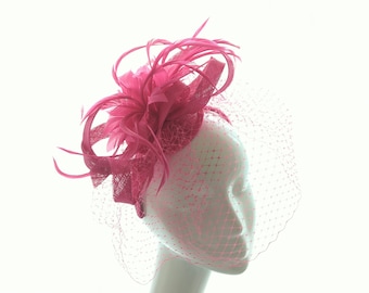 Bibi mariage fuchsia plumes, bibi plumes fuchsia, accessoires des cheveux mariage fuchsia, petit chapeaux mariage fuchsia