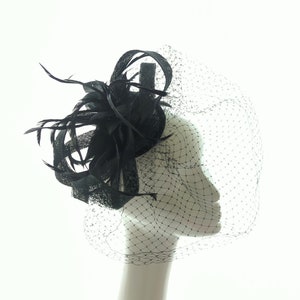 Bibi mariage noir plumes, bibi plumes noir, accessoires des cheveux mariage noir, petit chapeaux mariage, mini chapeaux cérémonie plumes image 1