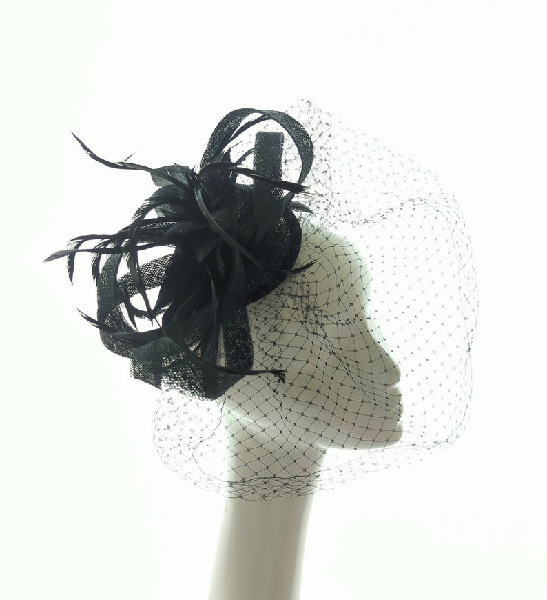 Bibi mariage noir plumes, bibi plumes noir, accessoires des cheveux mariage noir, petit chapeaux mariage, mini chapeaux cérémonie plumes image 1